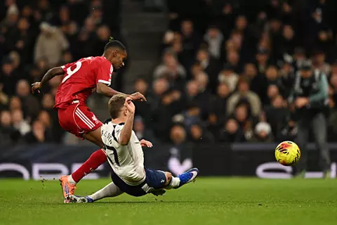 سجل وسقط مصابًا.. إيزاك يغادر لقاء توتنهام وليفربول باكيًا (فيديو)